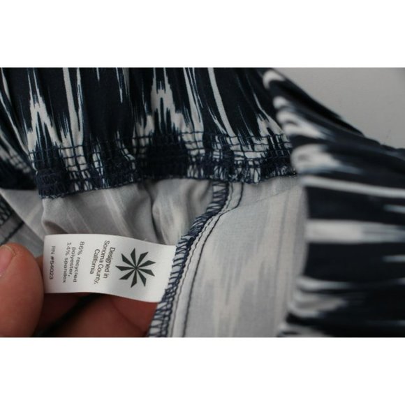 Athleta Women's 4 Blue White Ikat Reflection Aspire‎ Ankle Pants stretch pockets - Picture 9 of 10